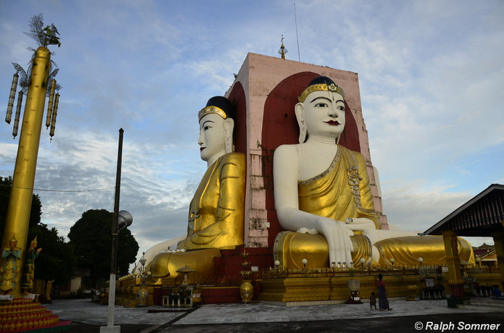 Sitzende Kyaikpun Buddhas in Bago, Myanmar
