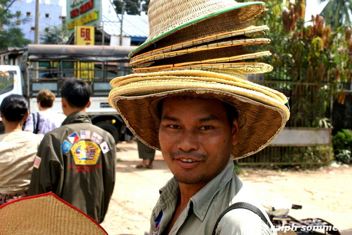 Burmese mit Hüten