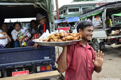 Strassenverkäufer mit Teigtaschen, Myanmar