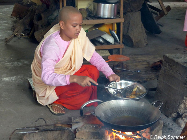 Beim Kochen im Ydanar Manaung Kloster bei Dawei, Myanmar