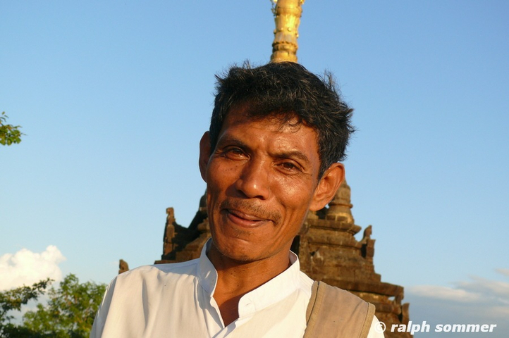 Mann vor Stupa