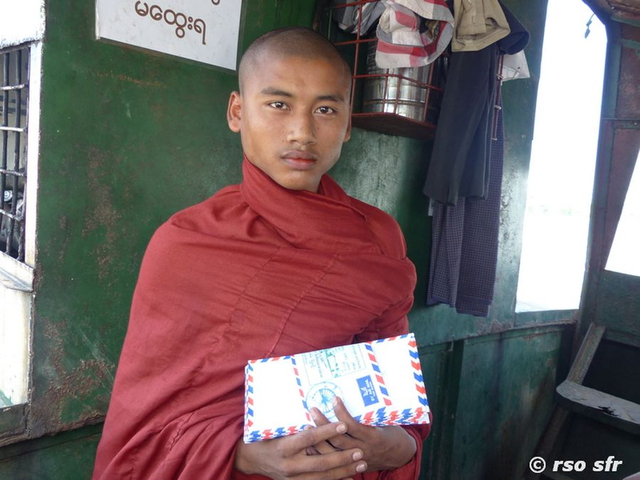 Mönch mit Brief, Myanmar