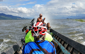 Holzboot-Inle-See-volle-Fahrt