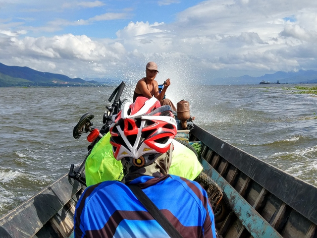 Holzboot-Inle-See-volle-Fahrt