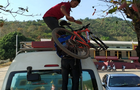 Verladung-Mountain-Bikes-auf-Auto
