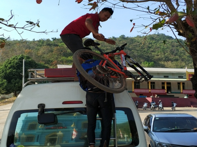 Verladung-Mountain-Bikes-auf-Auto
