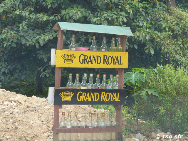 Tankstelle mit Flaschen, Myanmar