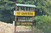 Tankstelle mit Flaschen, Myanmar