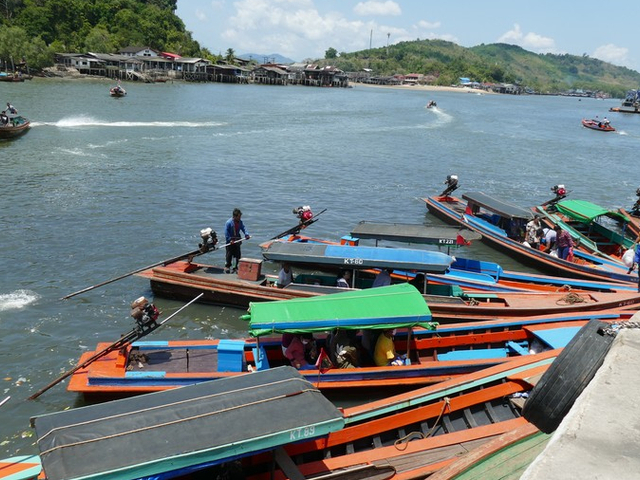 Boot in Ranong auf dem Pak Chan Fluss