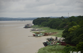 Boote am Ayeyarwaddy-Fluß
