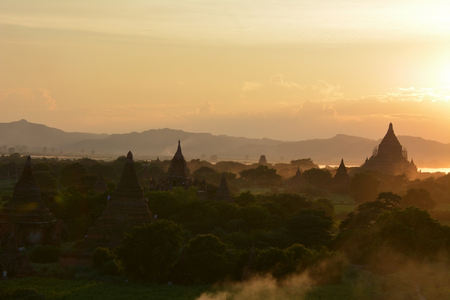 Sonnenuntergang-ueber-Bagan