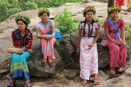 Frauen in Monywa mit Blumenschmuck