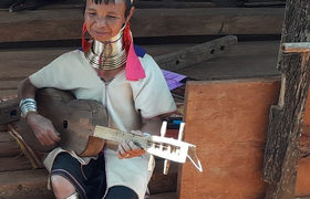 Gitarrespielend-Loikaw-Langhalsfrau