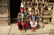 Chinpaar vor Bambushütte