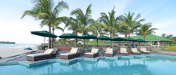 Yacht Club & Resort - Liegestühle am Pool