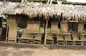 Bambusliegestühle am Strand, Myanmar