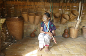 Chinfrau mit Nasenflöte Hütte in Kanpetlet Myanmar