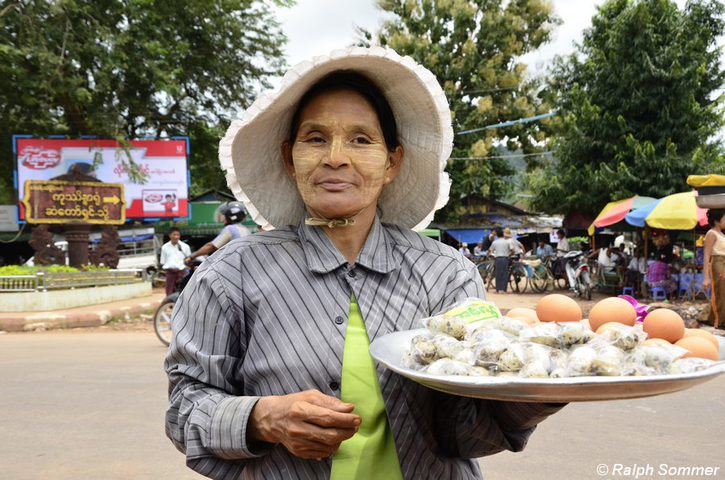 Eierverkäuferin an Strasse, Myanmar