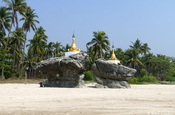 Stupas auf Gezeitenfelsen Ngwe Saung Strand