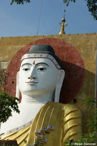 Sitzende Buddhas Kyaikpun, Bago, Myanmar