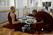 Mittagessen im Kha Khat Wain Kyaung Kloster in Bago, Myanmar