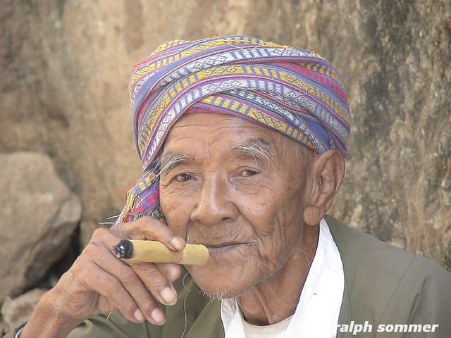 Burmese mit Zigarre