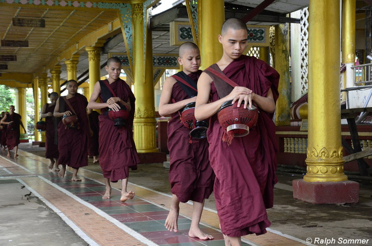 Mönche im Kloster Kha Khat Wain Kyaung, Myanmar