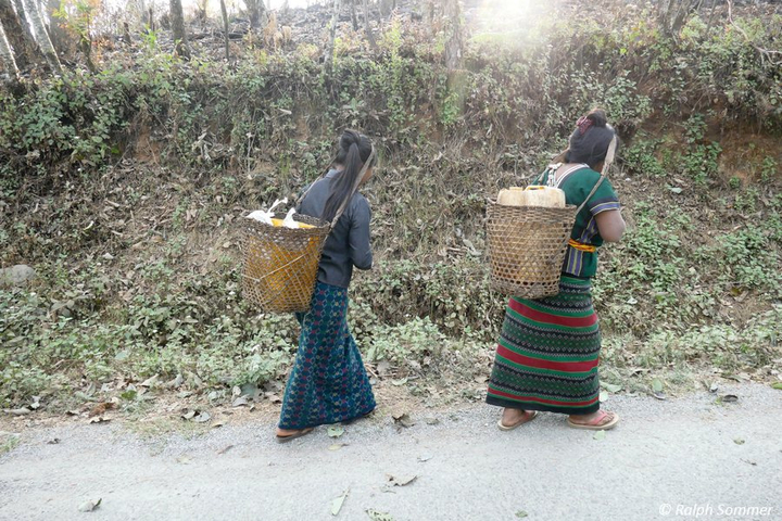 Chinfrauen mit Bambuskörben
