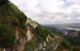 Pindaya Treppenaufgang Überblick Myanmar